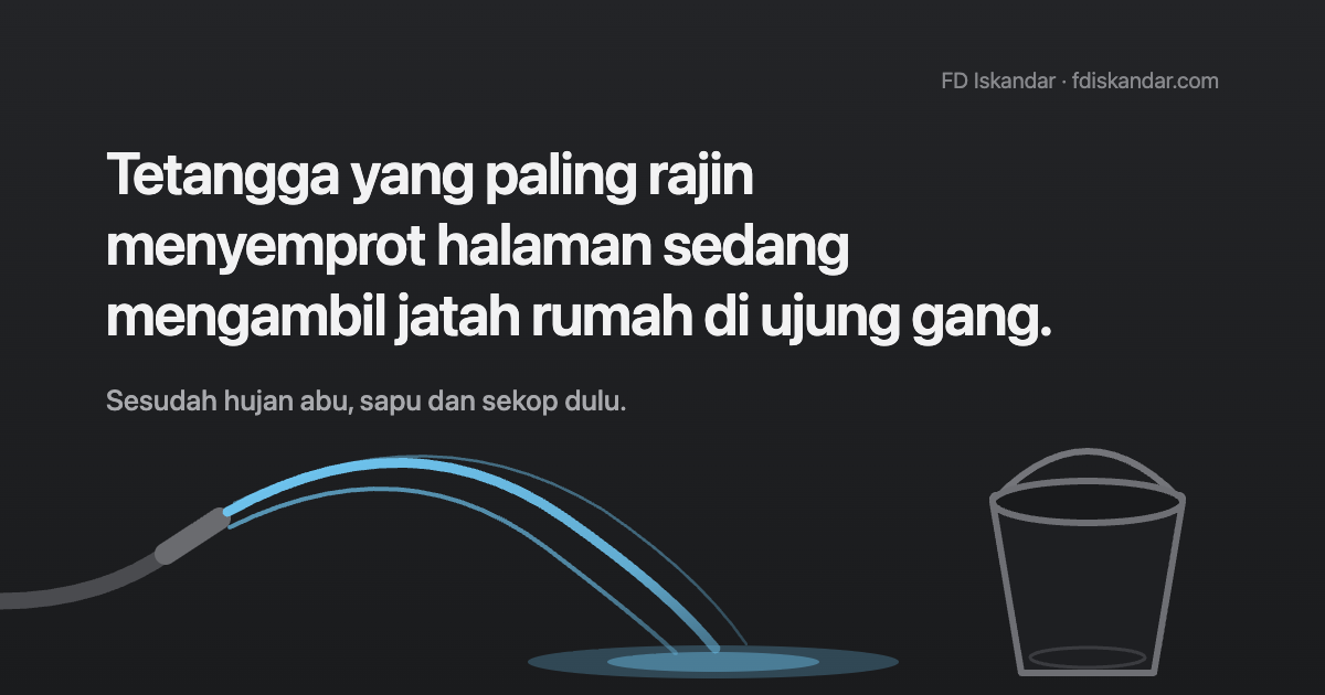 Selang menyemburkan air deras sampai menggenang di tanah, sementara ember di sebelahnya berdiri kosong